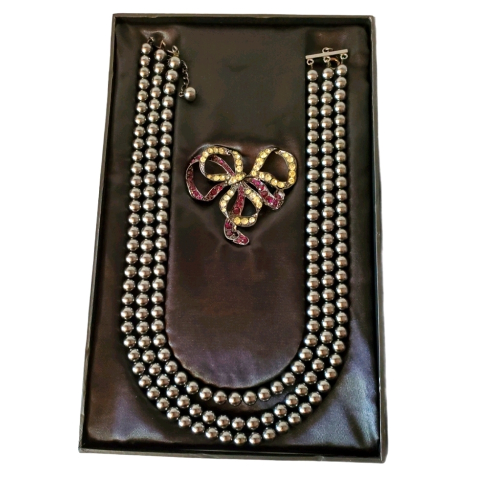 Black pearl necklace with brooch